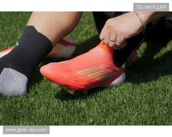 粉色刺客足球鞋球星穿搭解析谁是场上最亮眼的风采